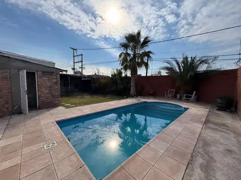 CASA CON PILETA EN VENTA EN GUAYMALLÉN