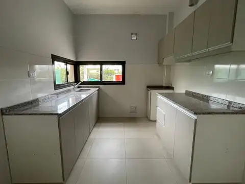 Casa 6 ambientes con 2 baños