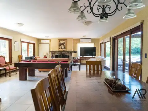 Casa en Alquiler con 2 cocheras