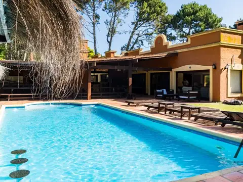 Casa en venta c/ cochera en Pinares