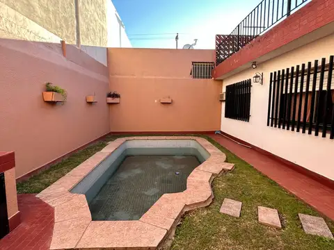 Casa 3 dorm. B° Altamira c/pileta y terraza