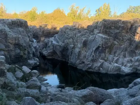 HERMOSO CHALET SEMI NUEVA CON BAJADA AL RÌO