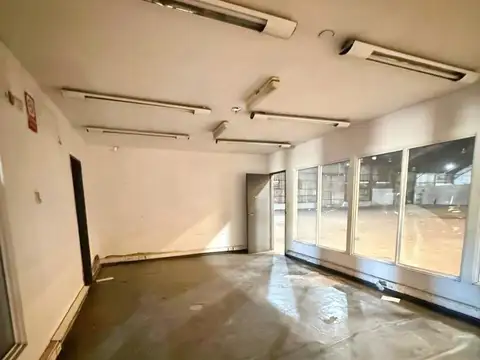Galpón en venta, amplio predio con estacionamiento.