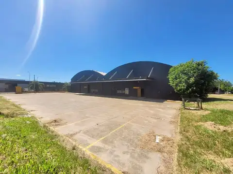 Galpón en venta, amplio predio con estacionamiento.