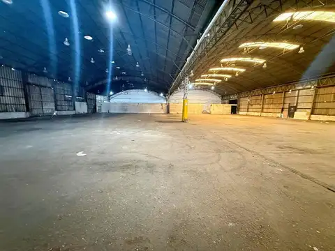 Galpón en venta, amplio predio con estacionamiento.
