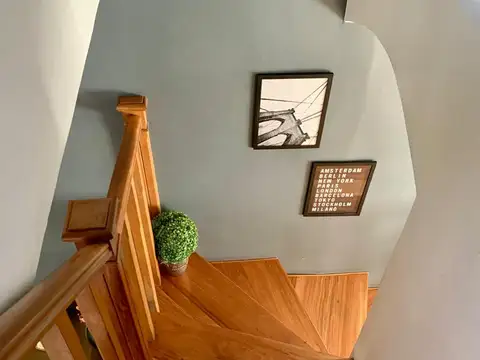 IMPECABLE CASA,  a 3 cuadras de plaza arenales.Lote propio.Lista para mudarse!