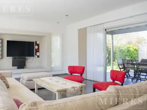 Casa en Alquiler con 2 cocheras