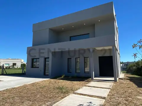 CASA CON PILETA PARQUIZADA EN SANTA GUADALUPE