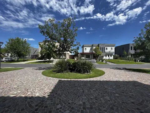 Casa 5 ambientes con 4 baños