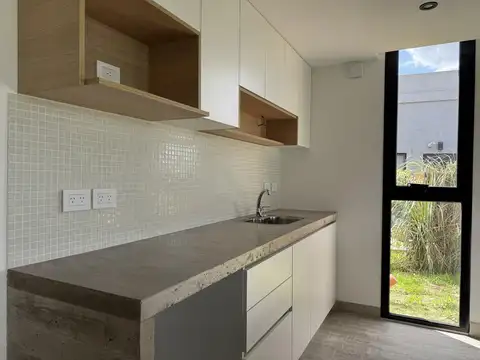 Casa en Venta con 4 cocheras