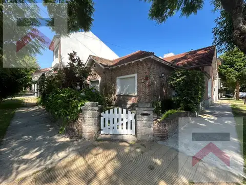 Casa en Alquiler en  La Lucila 4 Dormitorios, con Jardín, cochera y patio.