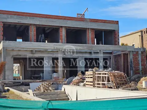 Casa en Venta con 4 cocheras