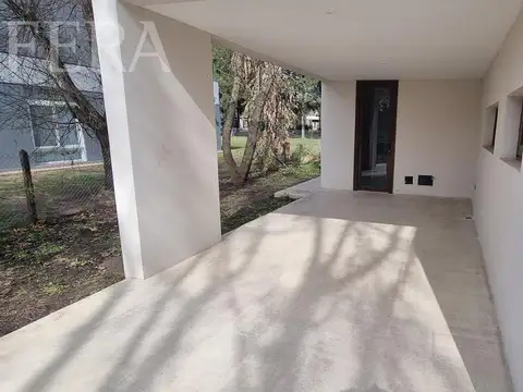 Venta casa 4 ambientes con piscina en Miralagos - La Plata