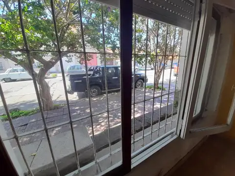 Casa 6 ambientes con 2 baños