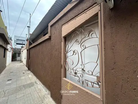 Depto Tipo Casa en Alquiler en Alberdi, $ 700.000