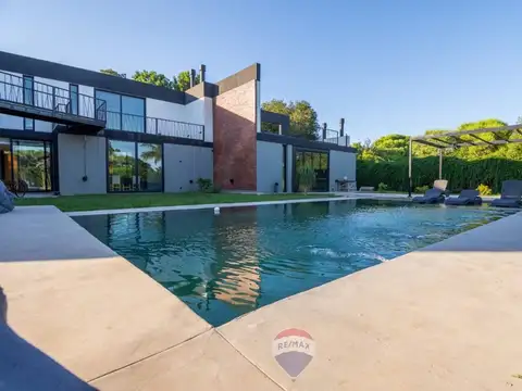 Casa 10 ambientes con 4 baños