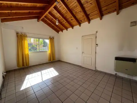 Casa 6 ambientes con 1 baño
