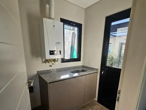 Casa 4 ambientes con 3 baños