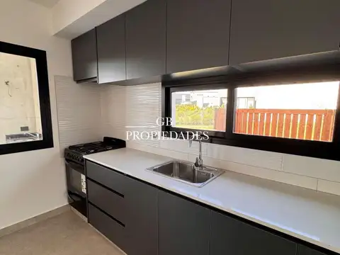 Venta de Casa en Santa Elena 5 ambientes, Pilar