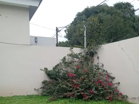 Casa en Alquiler con 1 cochera