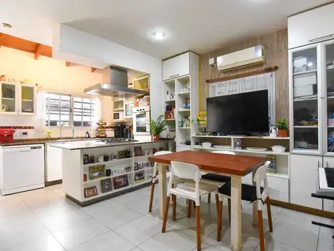 Casa 6 ambientes con 5 baños