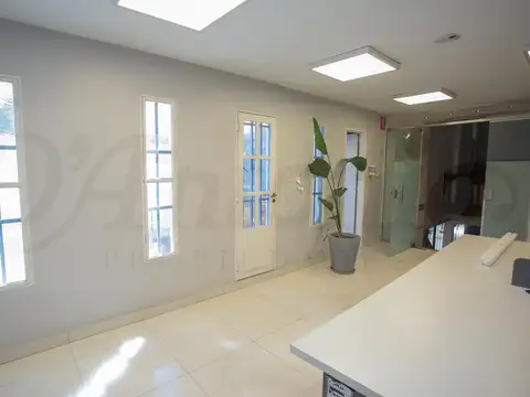 Oportunidad: edificio en dos plantas sobre Av. Olivera, múltiples usos