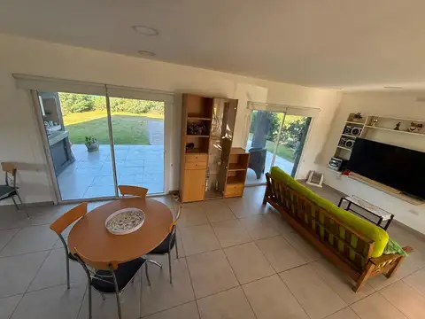 Casa 6 ambientes con 4 baños