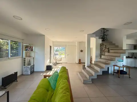 Casa en Venta con 3 cocheras