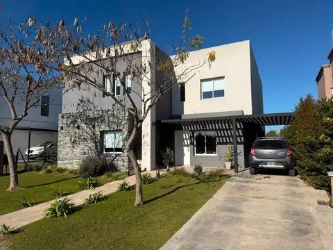 Casa 6 ambientes en Pilar del Este- Santa Emilia- Venta
