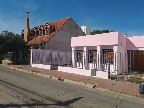 CASA 4 DORMITORIOS A 6 CUADRAS PLAZA PRINGLES