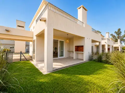 Casa 3 amb jardín, parrilla, cochera. Financiación