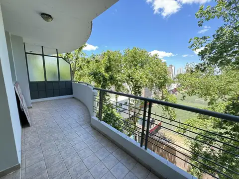 Departamento de 2 dormitorios con cochera a metros de Av. Francia