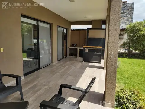 Casa en Alquiler Temporal con 3 cocheras