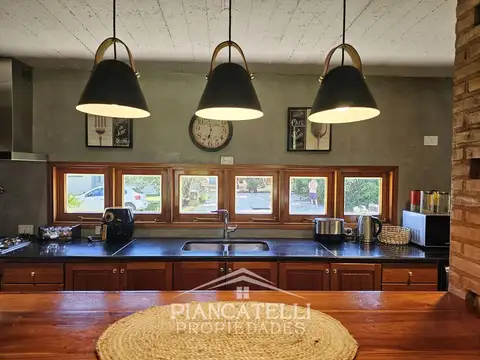 Casa 4 ambientes con 2 baños