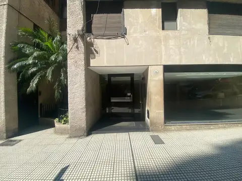 Esmeralda esq. Libertador. Piso 13, luz y sol. 84 m2. Vig. 24 hs.