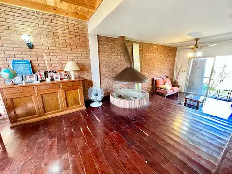Casa en venta tipo chalet con pileta en muy buena ubicación