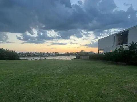 LOTE AL AGUA EN BARRIO BARBARITA