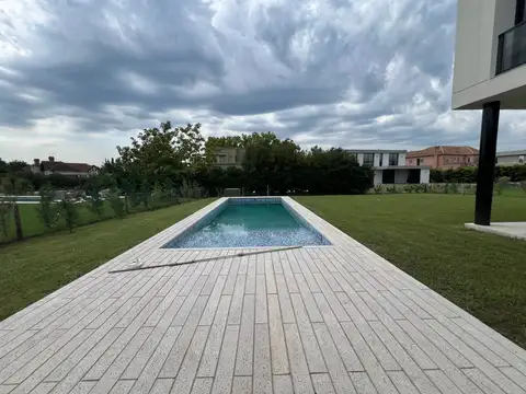 Casa en Alquiler con 1 cochera