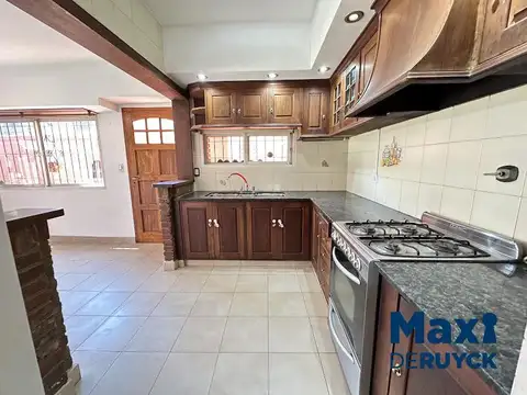 Casa en Venta con 2 cocheras
