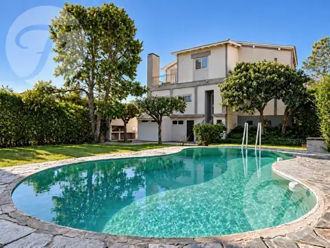 CASA EN VENTA EN SAN PEDRO | ESQUINA SOBRE COSTANERA | PILETA, JARDÍN Y CERCANÍA AL RIO