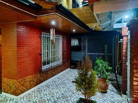 Casa 5 ambientes con 2 baños