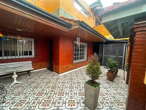 Venta de Casa 5 ambientes Rafael Calzada con quincho y cochera