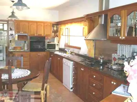 CASA en Zona exclusiva - Barrio Santa Teresita Sobre el Monte.-