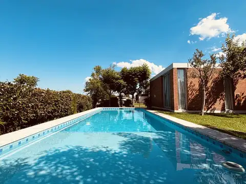 Casa en Venta con 2 cocheras