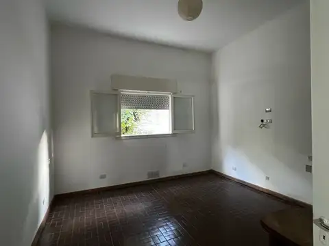 Casa 7 ambientes con 1 baño
