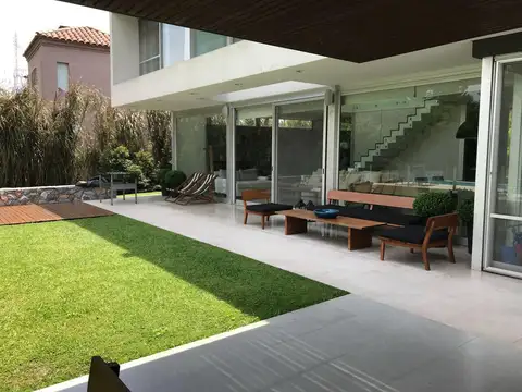 Casa 6 ambientes con 2 baños