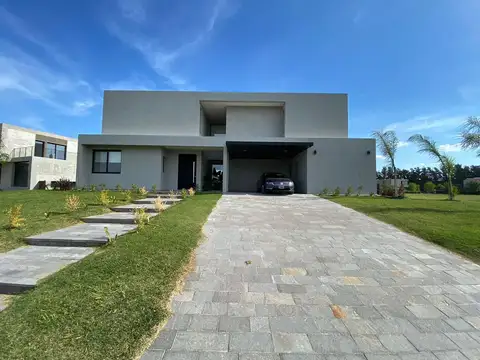 Casa en venta sobre lote interno con 5 dormitorios en Pilará- La Calesa- Pilar