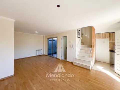 Alquiler 24M Dúplex Moderno 3 amb. entrada para auto y Patio