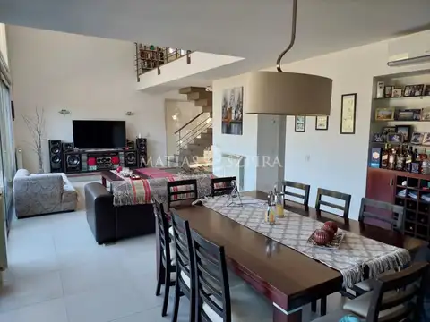 Casa en Venta con 2 cocheras
