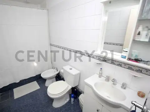 CASA DE 3 DORMITORIOS CON PARQUE Y COCHERA - VENTA - RINGUELET - LA PLATA
